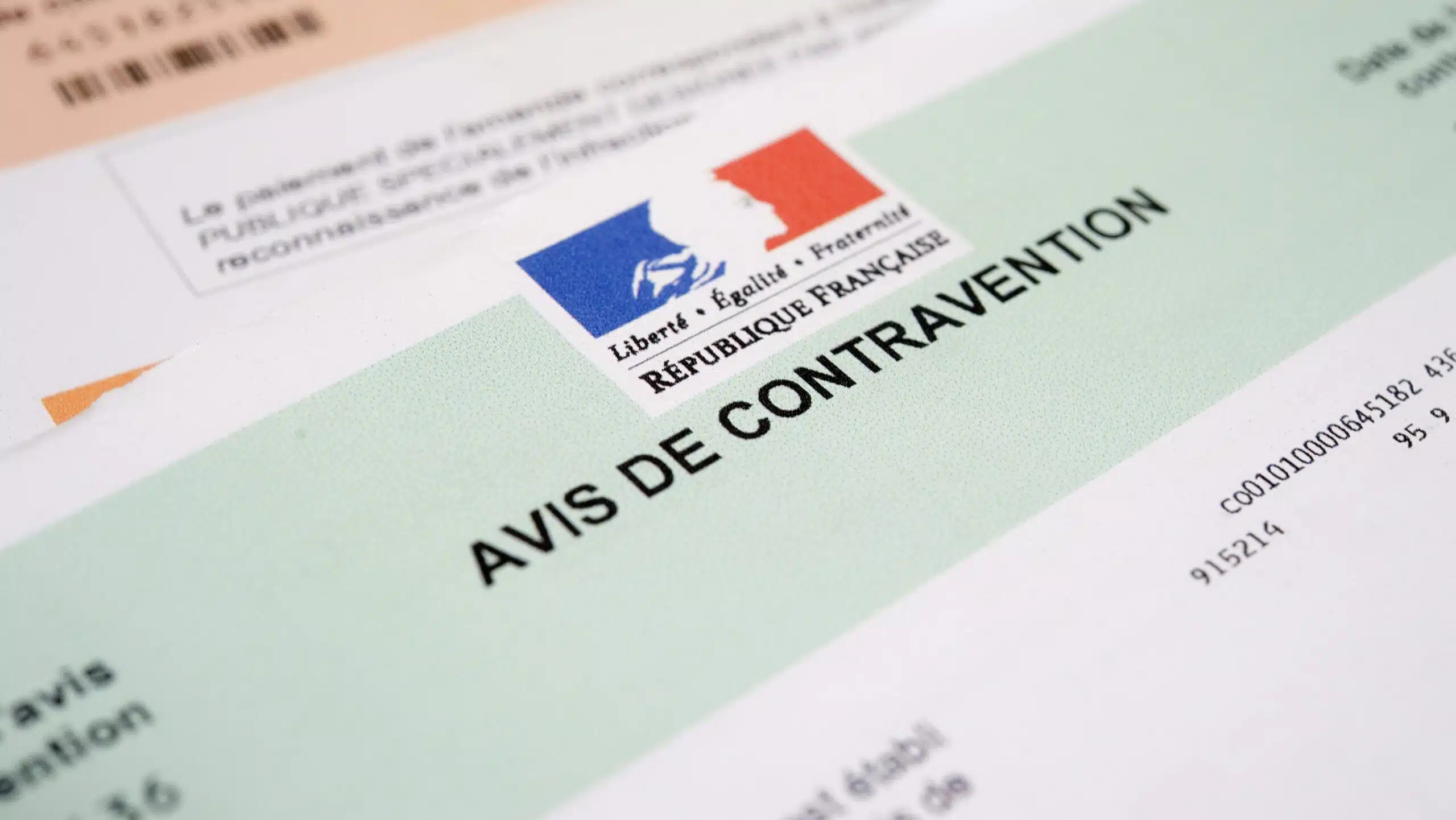 Automobilistes : peu de français le savent, mais ce geste est obligatoire à l’arrêt sous peine d’une grosse amende
