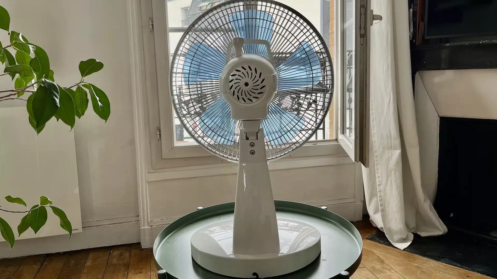 Canicule : voici pourquoi il faut placer son ventilateur face à la fenêtre pour bien rafraîchir sa maison