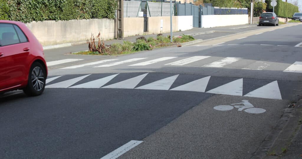 c’est la fin des ralentisseurs et des dos d’âne en france en 2025, le conseil d’État a tranché