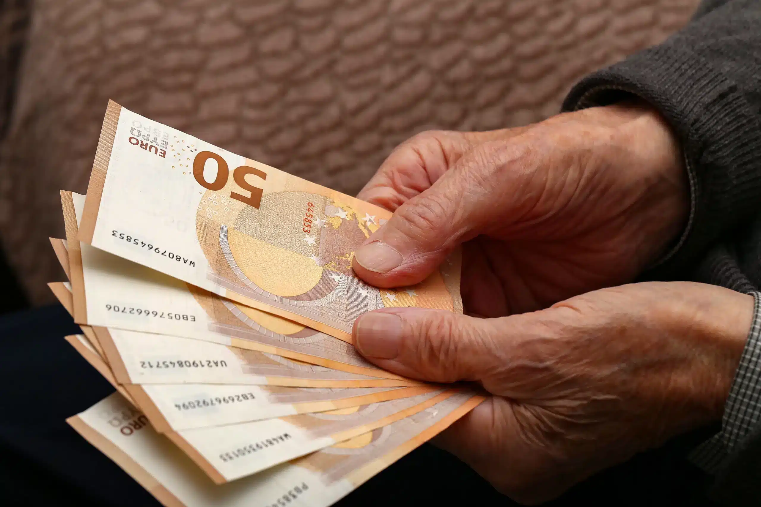 Grands-parents : c’est fini, les banques interdisent désormais de verser de l’argent sur le compte de vos petits-enfants, les comptes concernés