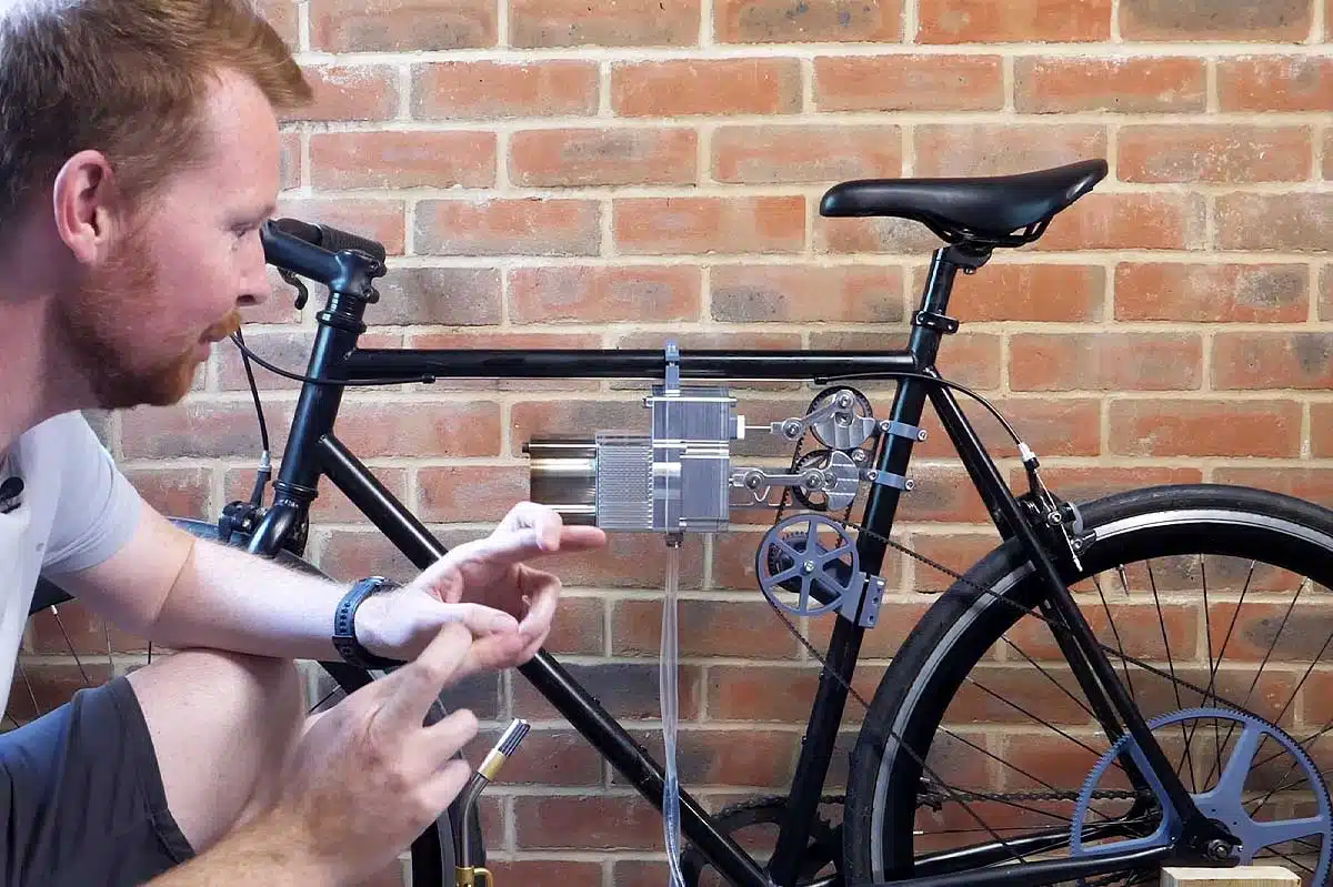 Il fabrique un vélo équipé d’un moteur vieux de 200 ans, sans carburant ni batterie