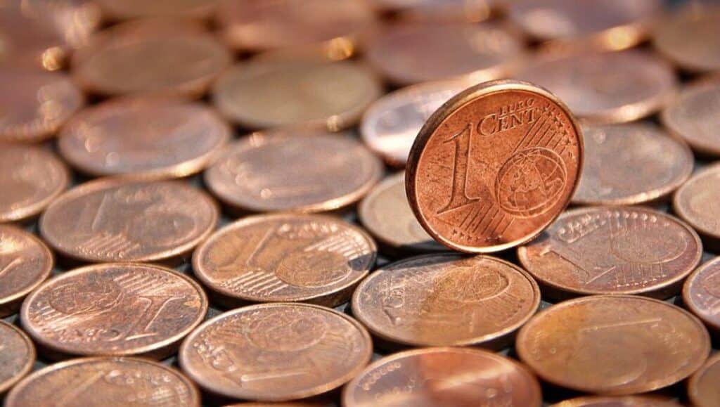 il verse 80.000 pièces de 1 centime dans le jardin de son ex femme pour sa dernière pension alimentaire, elle se venge de la meilleure façon