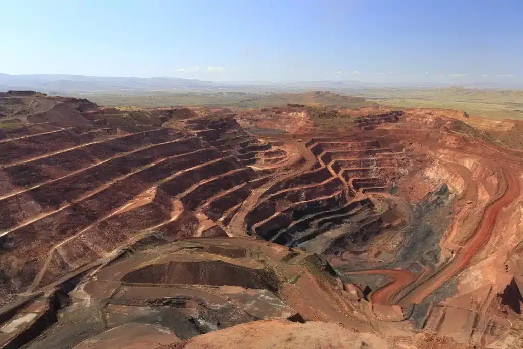 « le plus grand gisement du monde », la découverte de 55 milliards de tonnes de fer dans un endroit improbable