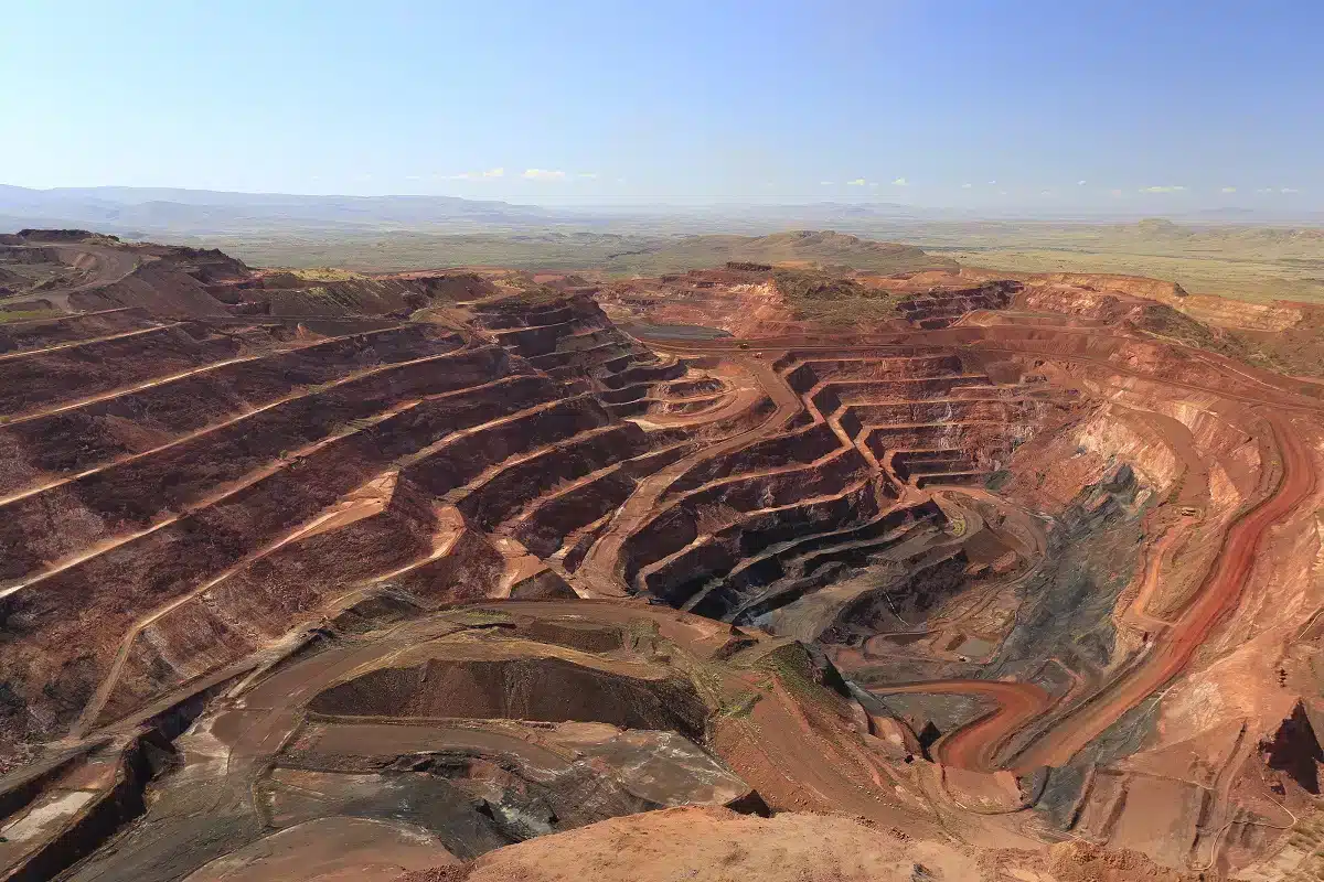 « le plus grand gisement du monde », la découverte de 55 milliards de tonnes de fer dans un endroit improbable