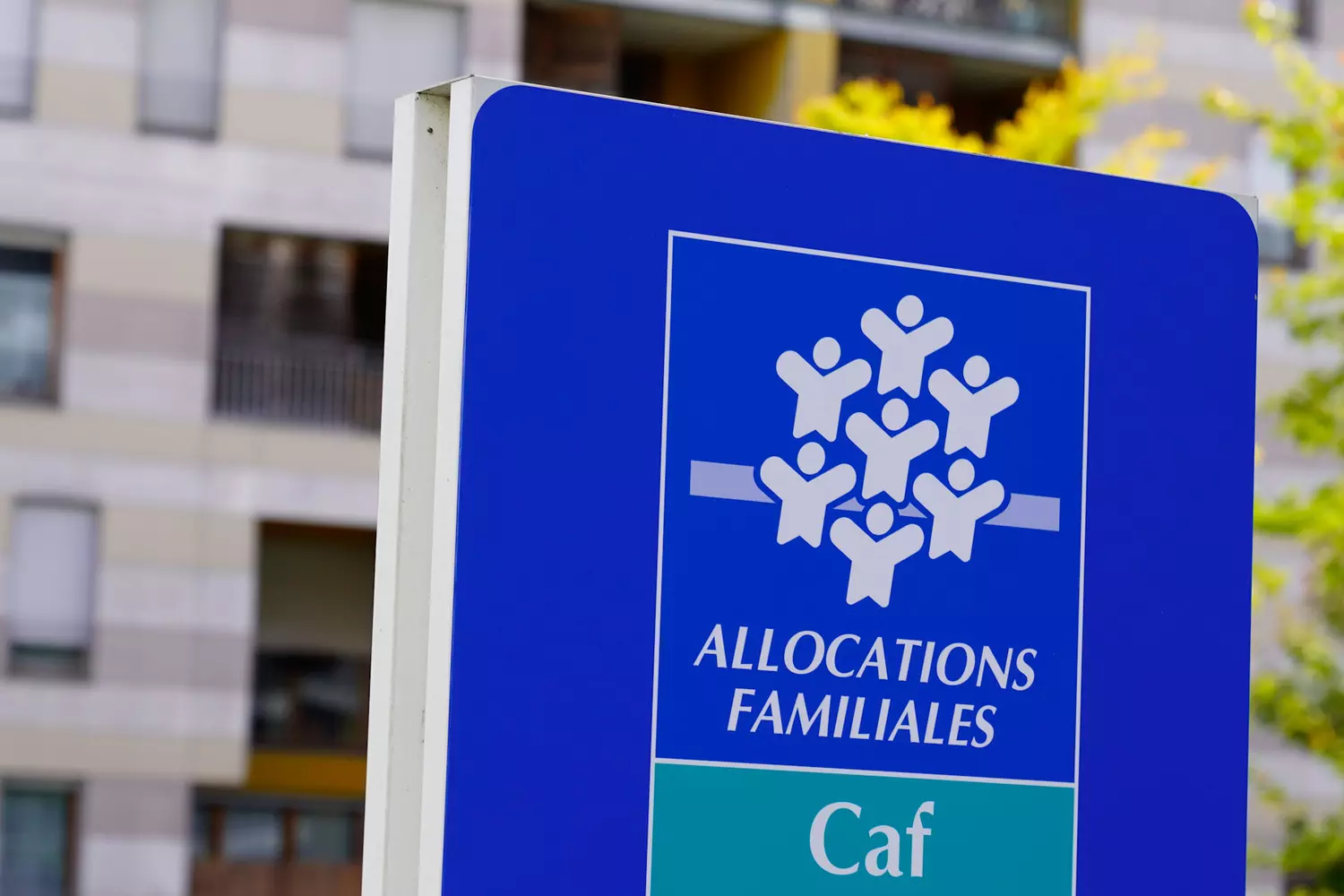 Les Français gagnant moins de 2.000 euros par mois auront une nouvelle prime mensuelle de 400 euros à partir de la rentrée 2025 ?
