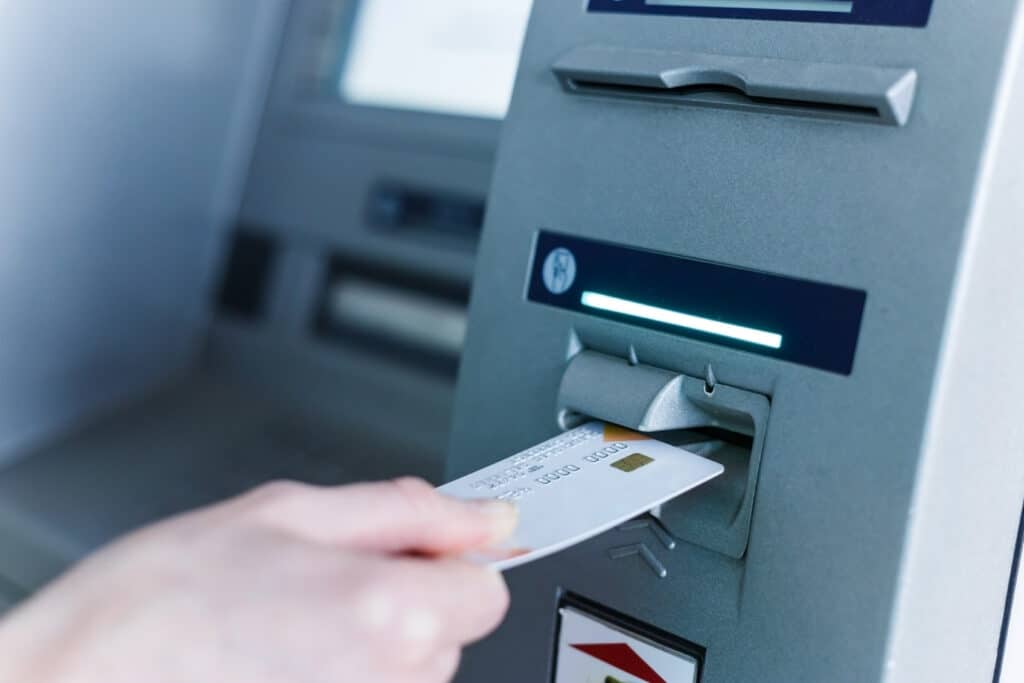 Les experts recommandent d’ajouter un autocollant sur votre carte bancaire : une astuce redoutable