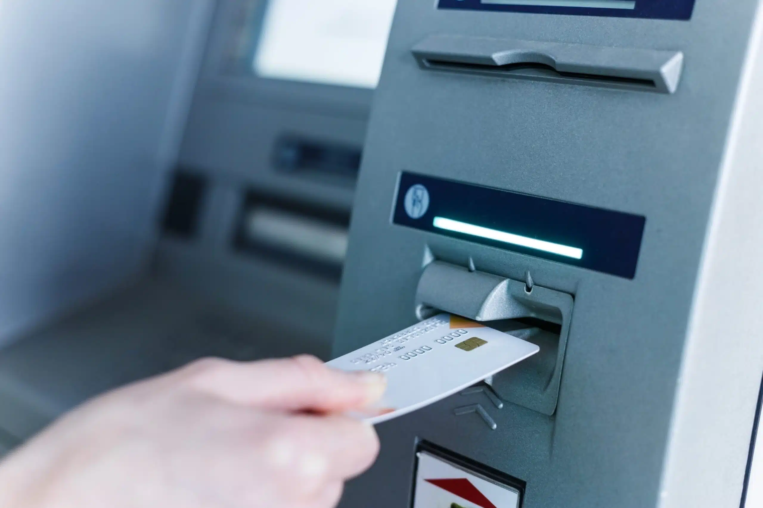 Les experts recommandent d’ajouter un autocollant sur votre carte bancaire : une astuce redoutable
