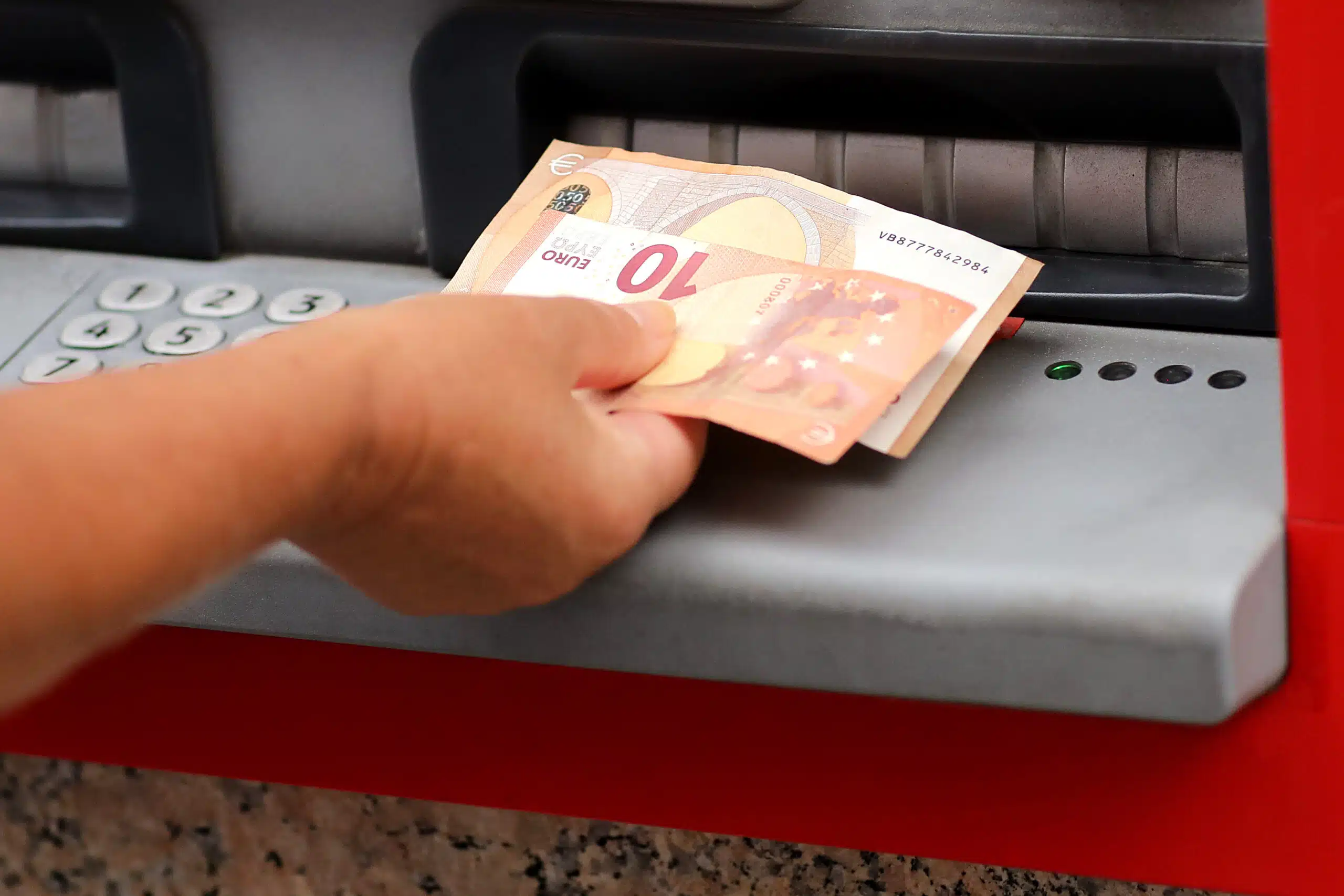 Argent : voici les 3 seules banques où vous pouvez tirer un billet de 10 euros en France