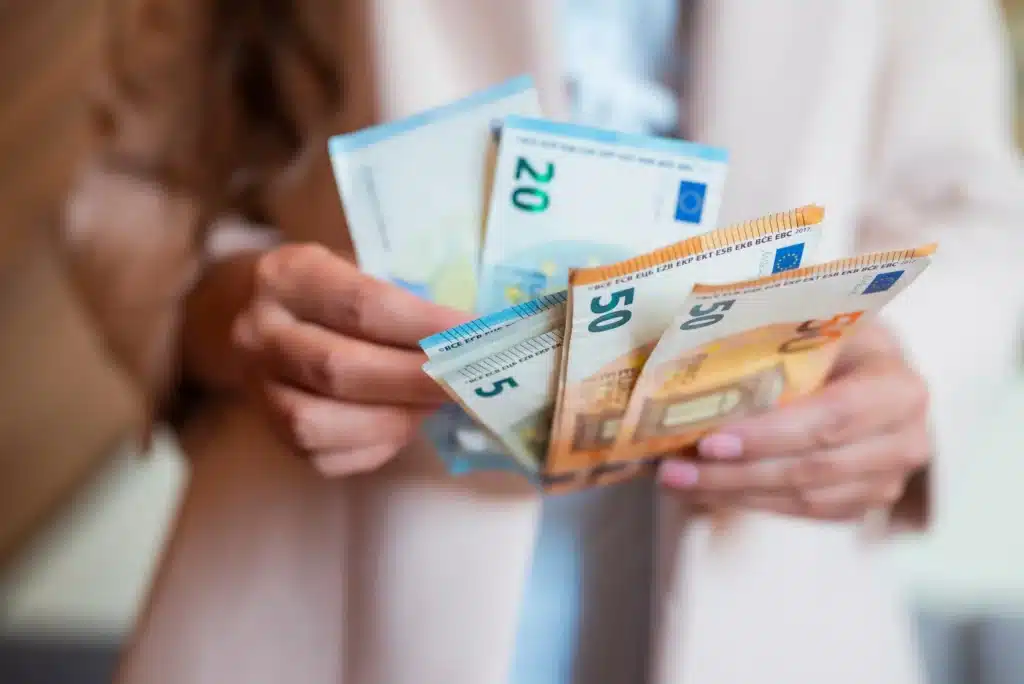 argent liquide, attention aux règles, voici la somme maximale autorisée chez vous ou sur vous en 2025
