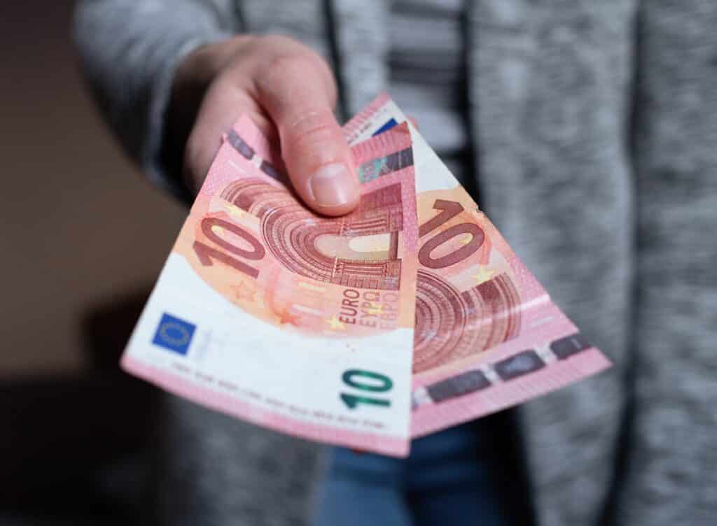 assurance vie, j’ai plus de 70 ans, puis je faire une donation anticipée à ma fille sans impôts