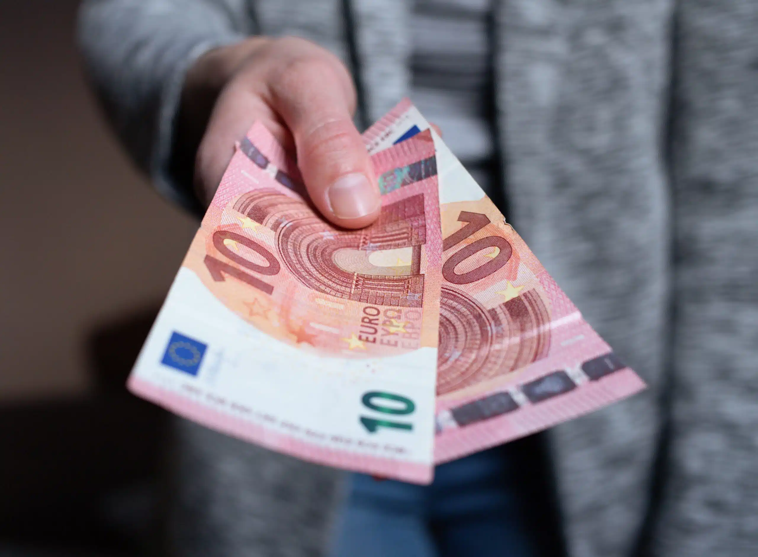 Assurance vie : « J’ai plus de 70 ans, puis-je faire une donation anticipée à ma fille sans impôts ? »