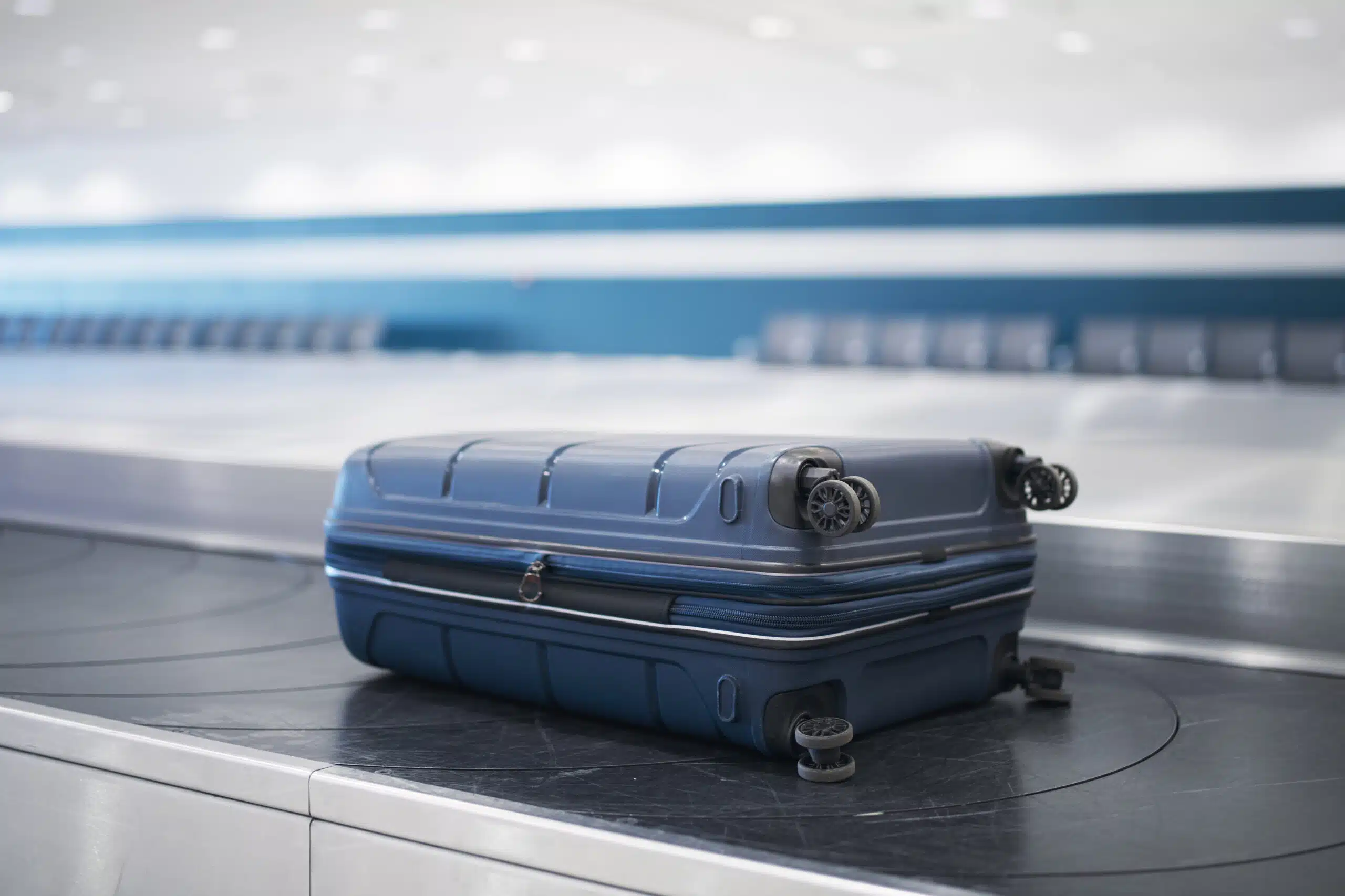 Bagages : cette compagnie aérienne déconseille désormais les valises de couleurs noires, bleue et grise, voici pourquoi
