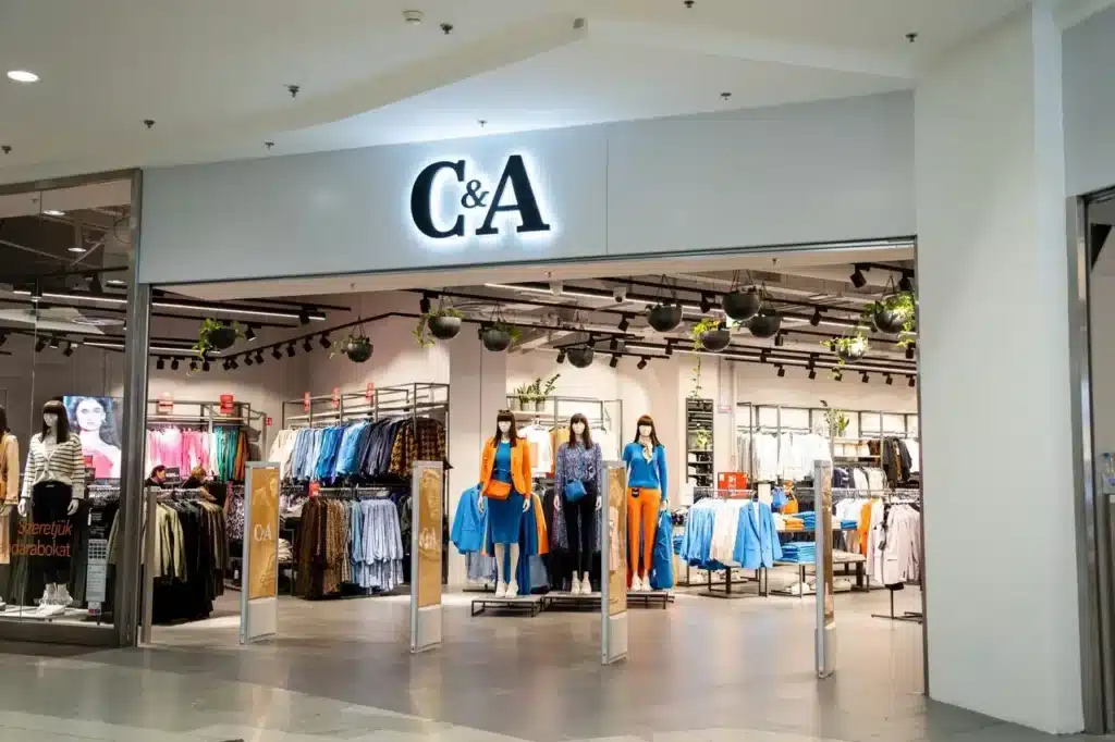c’est fini pour cette célèbre enseigne de prêt à porter que l’on adorait tous, voici les magasins qui vont fermer