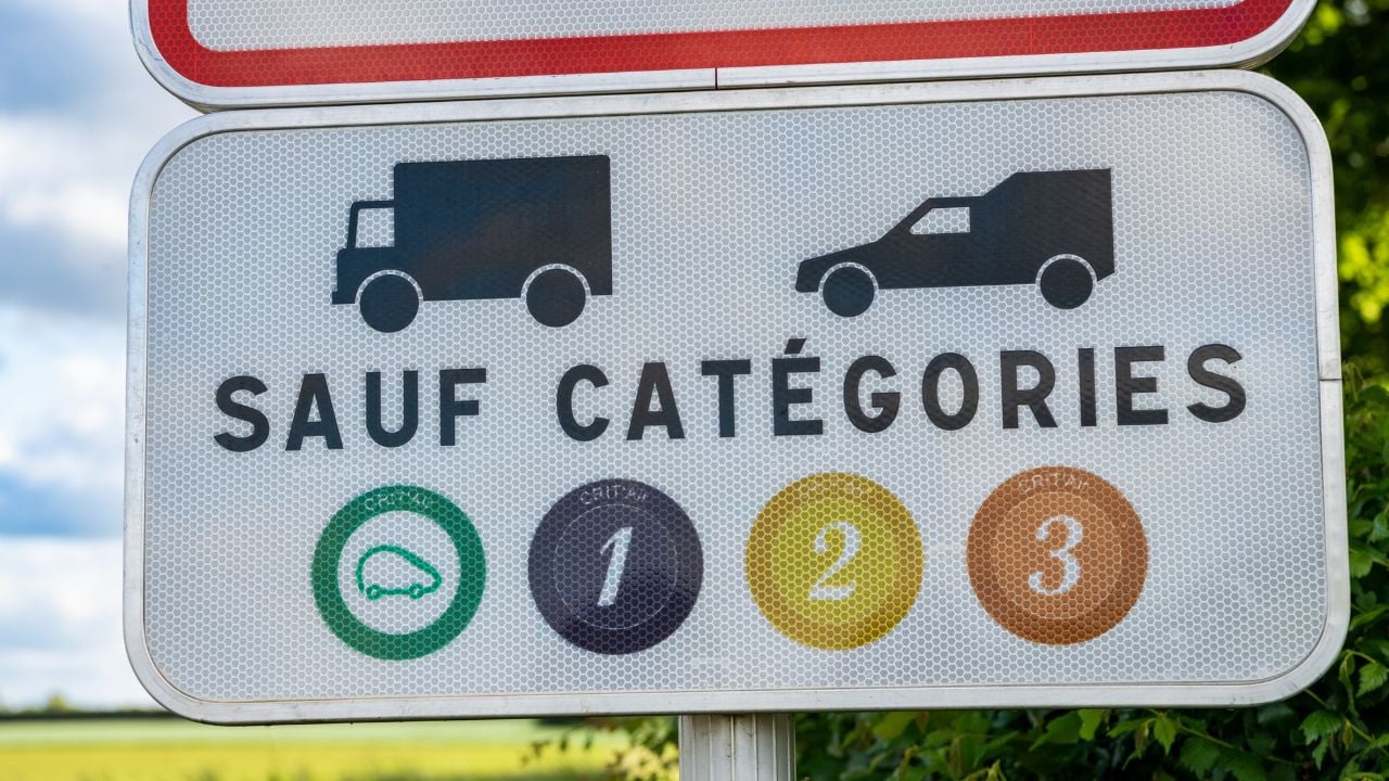 C’est la fin des ZFE en France : mais cette suppression va coûter très cher aux Français, voici pourquoi