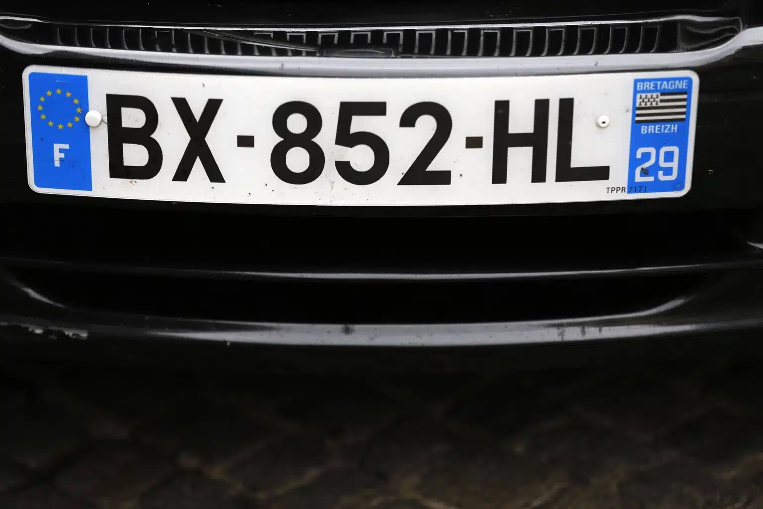 « Du racket pur et simple » : Elle met un autocollant de sa région sur sa plaque d’immatriculation, et écope d’une lourde amende