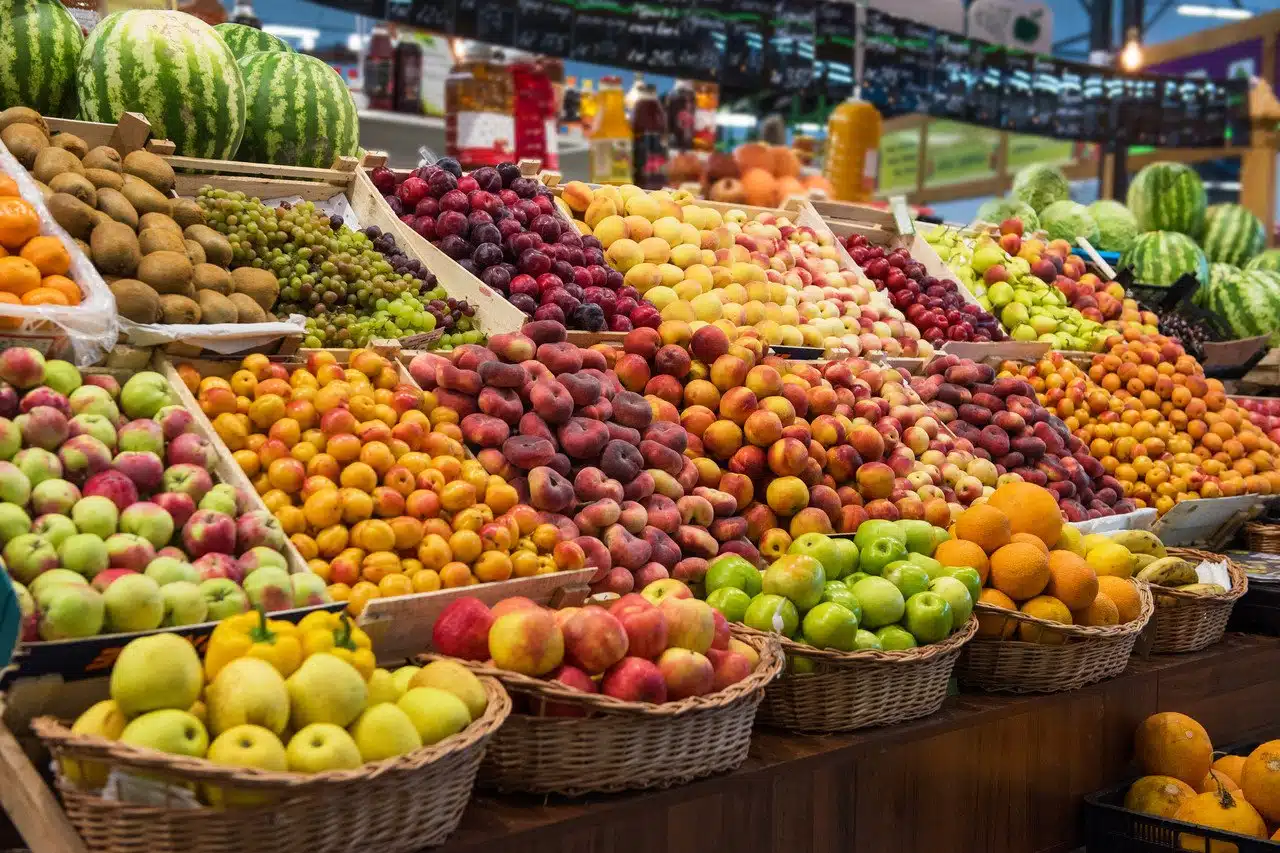 fruits et légumes bourrés de pesticides ces deux enseignes de supermarchés sont à éviter, selon greenpeace
