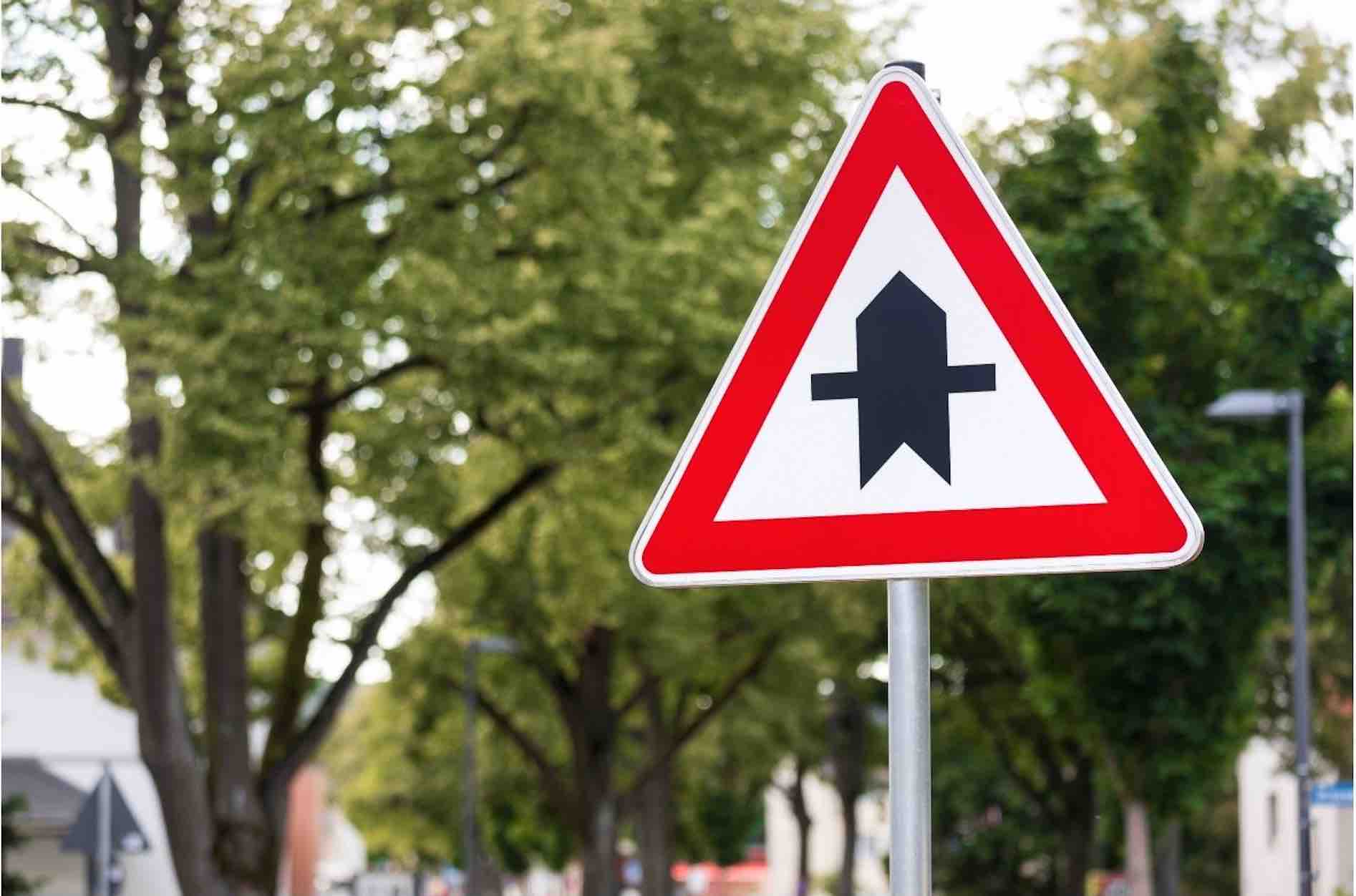 « J’ai grillé la priorité, mais c’est lui qui a payé » : cette règle du code de la route que peu de français connaissent