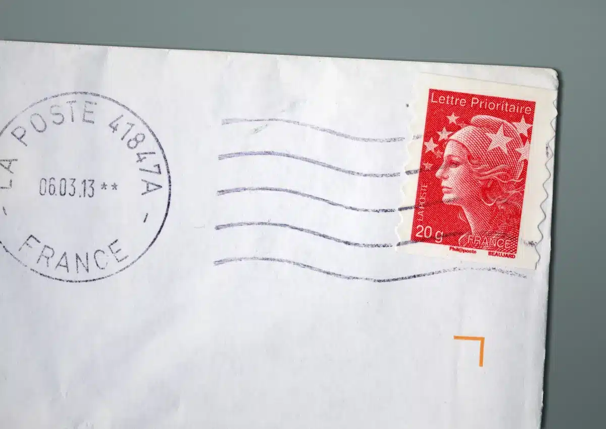 Les timbres pour envoyer des courriers papiers, c’est fini : cette nouvelle solution est beaucoup plus simple