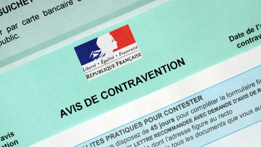 on marche sur la tête, elle dépasse de 3cm sur une place de parking et écope de 115€ d’amende
