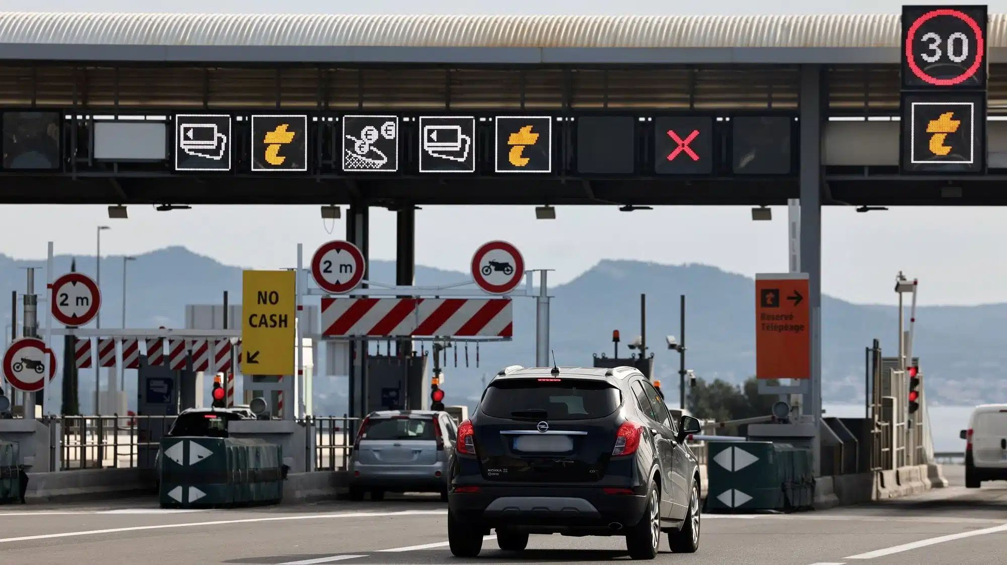 Péage : Cette nouvelle arnaque est redoutable, des milliers d’automobilistes déjà victimes « ils ont vidé mon compte en banque »