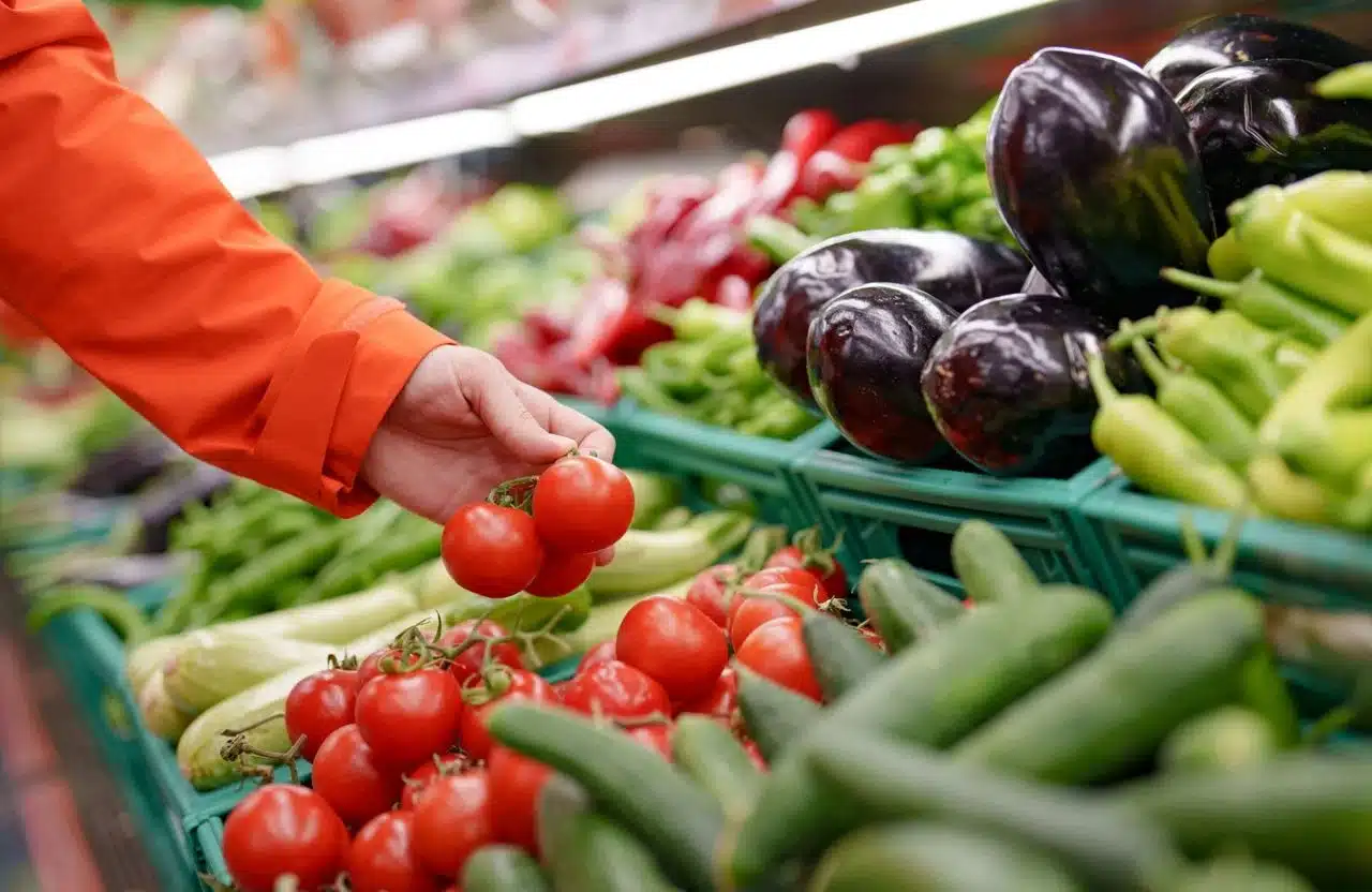 Pesticides : voici le top 12 des fruits et légumes les plus contaminés en France en 2025, il faut les éviter
