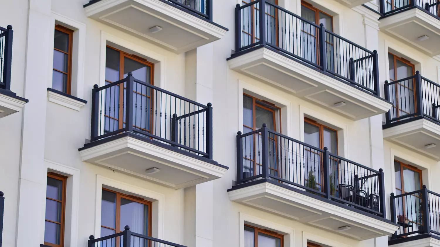 Tous les Français avec un balcon doivent faire attention à cette amende en 2025 : les contraventions pleuvent