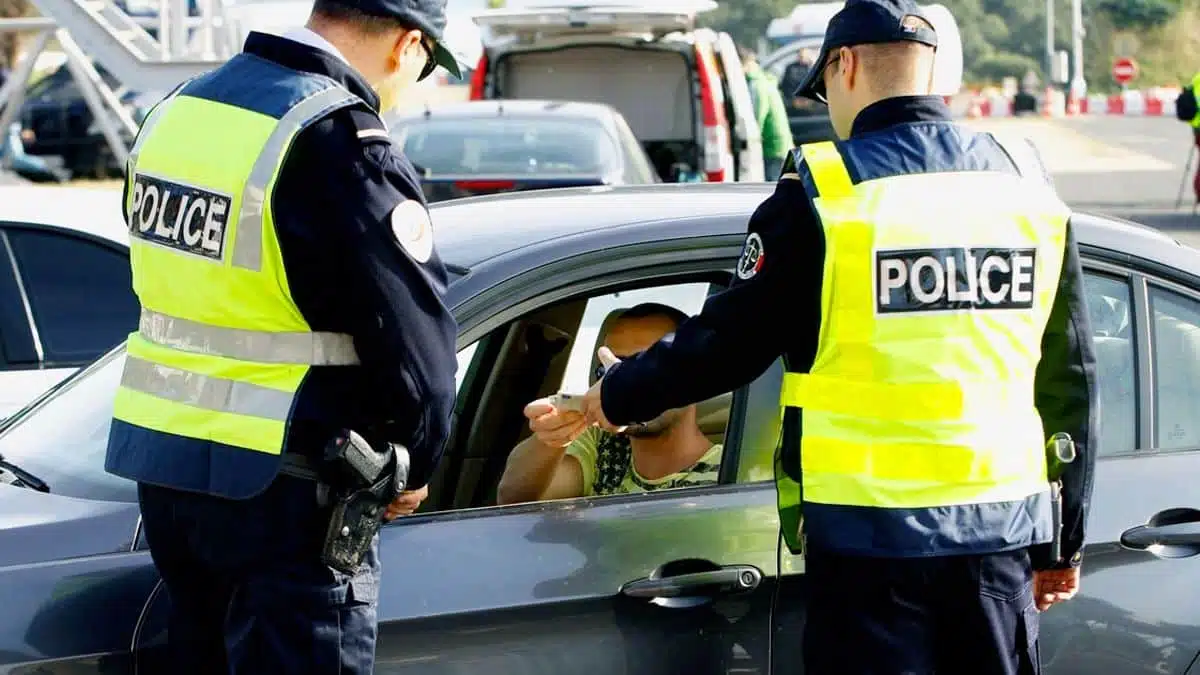 Voici les équipements obligatoires à avoir dans sa voiture en 2025, sous peine d’amendes