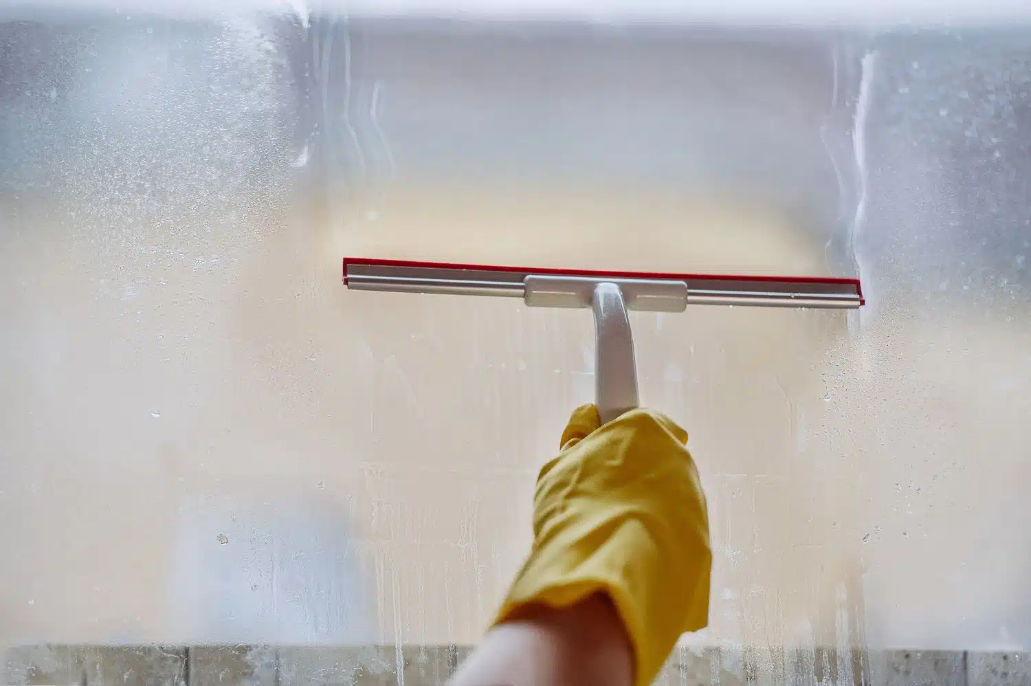 Voici mon astuce 100% naturelle pour nettoyer facilement les taches d’eau dure (calcaire) sur le verre