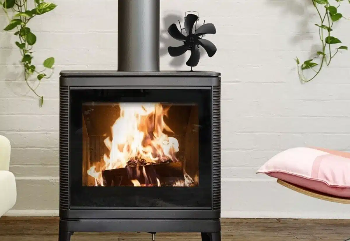 Chauffage : faut-il investir dans un ventilateur de poêle à bois et granulés en 2025 ?