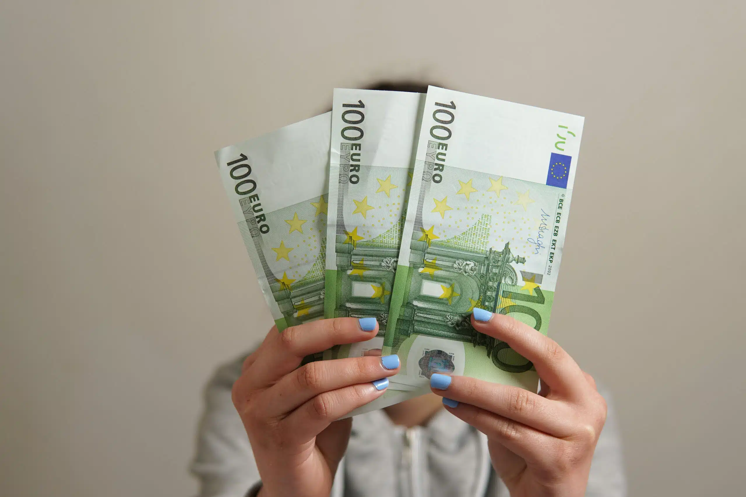Jusqu’à plusieurs milliers d’euros : peu de Français connaissent cette aide versée par France Travail en cas de décès, voici les conditions pour l’obtenir
