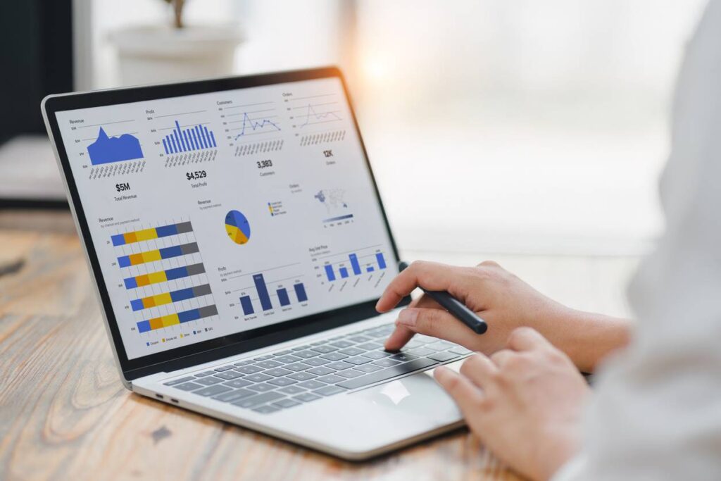 logiciel de reporting automatisé affichant des graphiques en temps réel