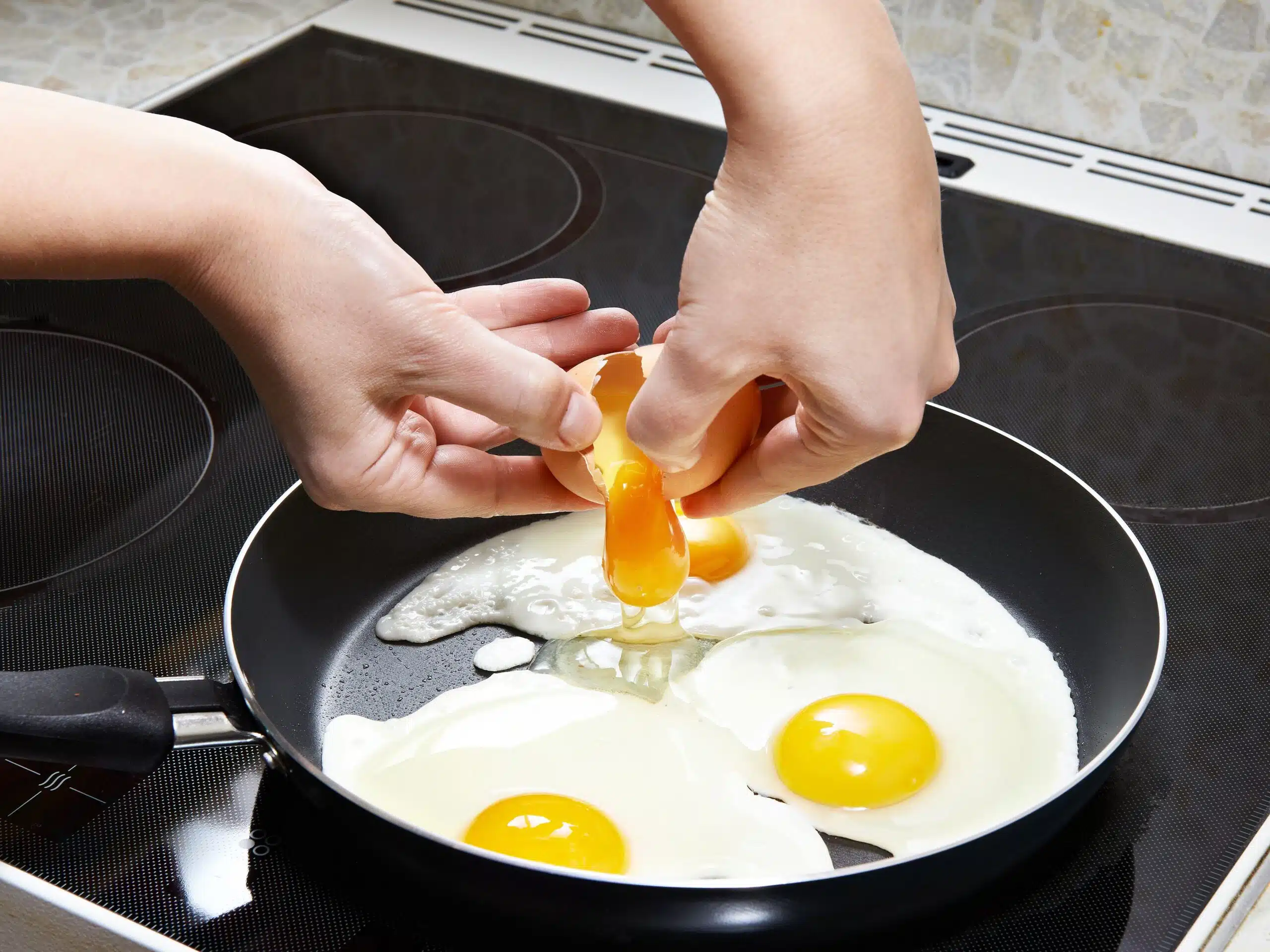 « Ni huile ni beurre » : voici l’astuce simple de ma grand-mère pour empêcher les œufs au plat de coller à la poêle