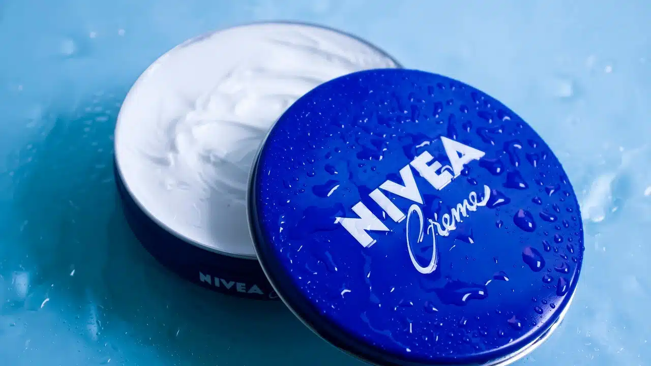 Nivea : « Je suis dermatologue et j’ai étudié la composition de la crème bleue, voici mon avis sincère »