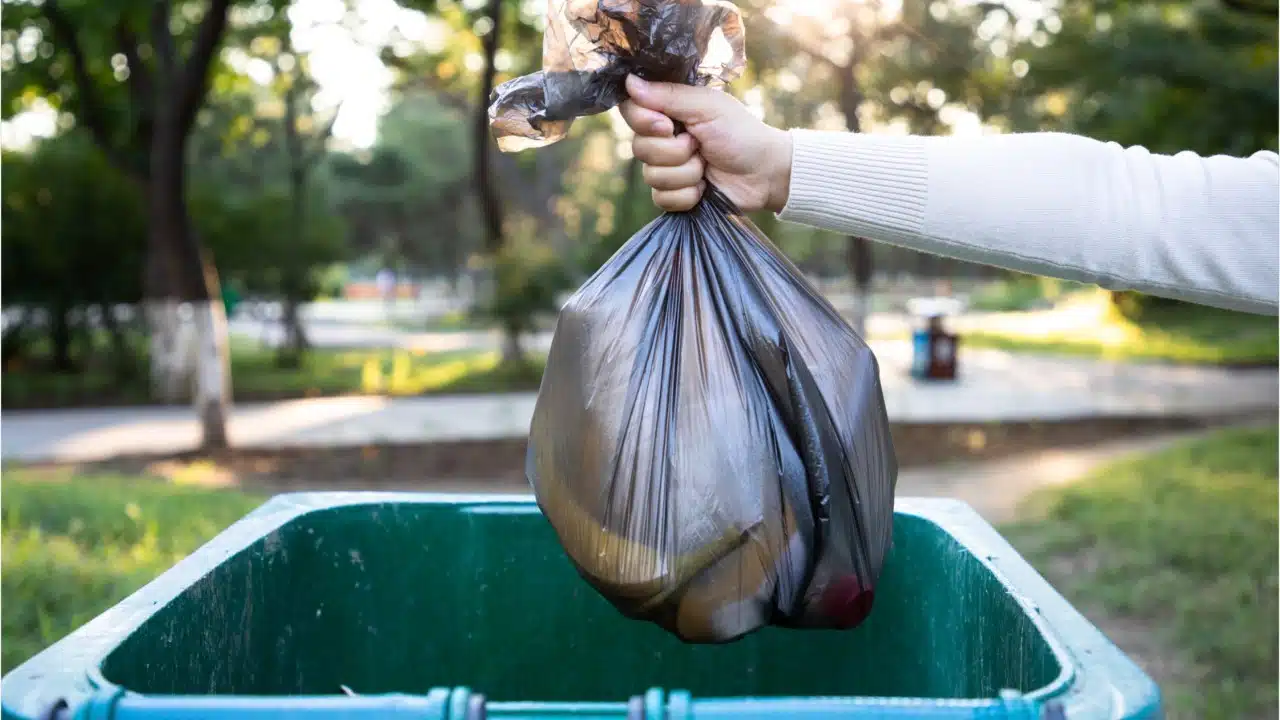 Peu de Français le savent, mais triez vos déchets de cette manière vous expose à une lourde amende : voici la liste des objets à ne jamais jeter à la poubelle