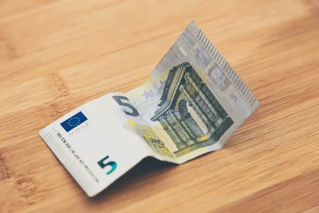 si vous possédez toujours ce billet de 5€, vous avez entre les mains un trésor de 5.000 euros