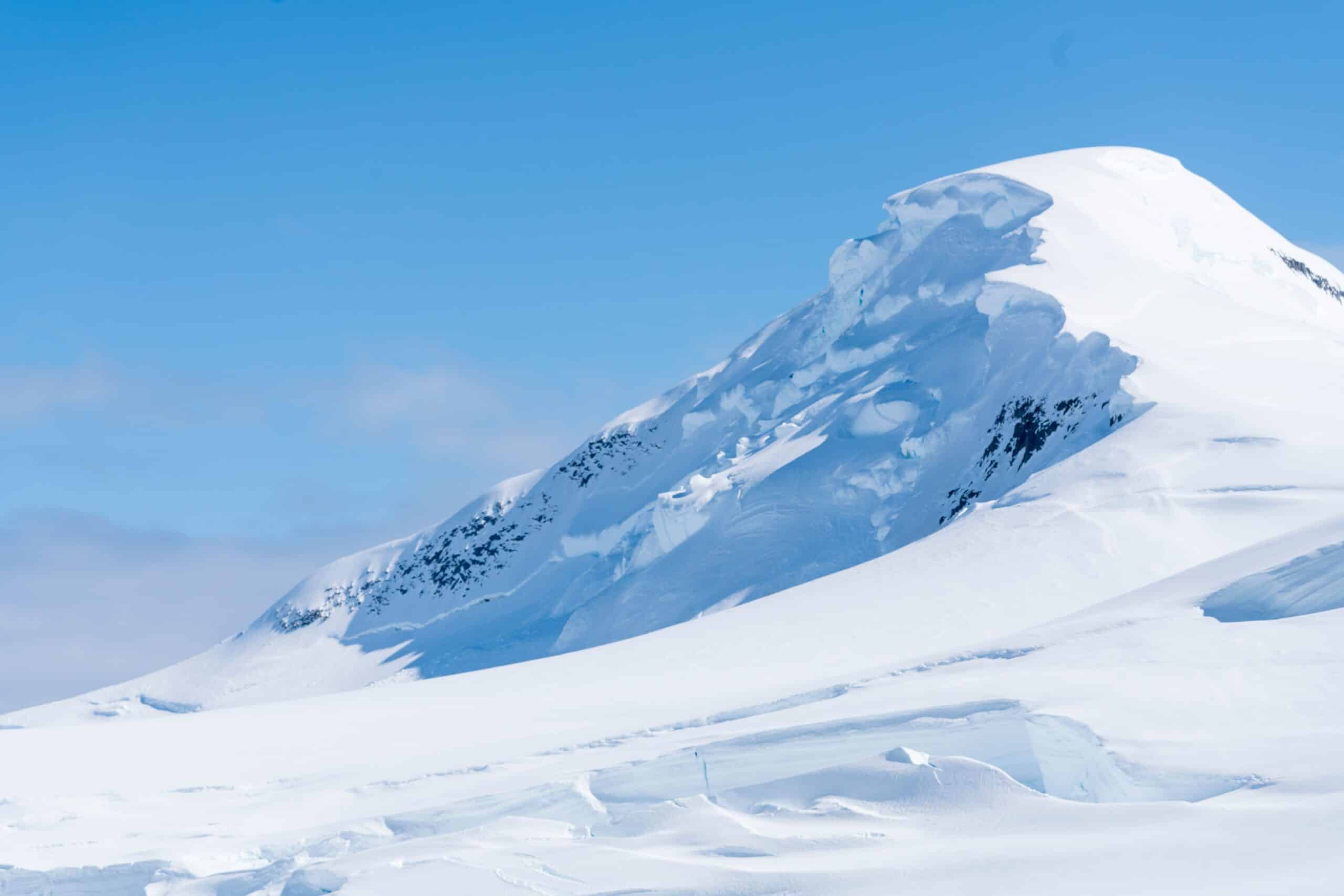 « Totalement gelés au sommet » : Une alpiniste française dépose les cendres de son père en haut de l’Everest et marque l’histoire de sa discipline
