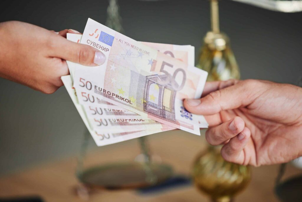 une entreprise verse par erreur 330 fois son salaire à un employé, la justice l’autorise à tout conserver