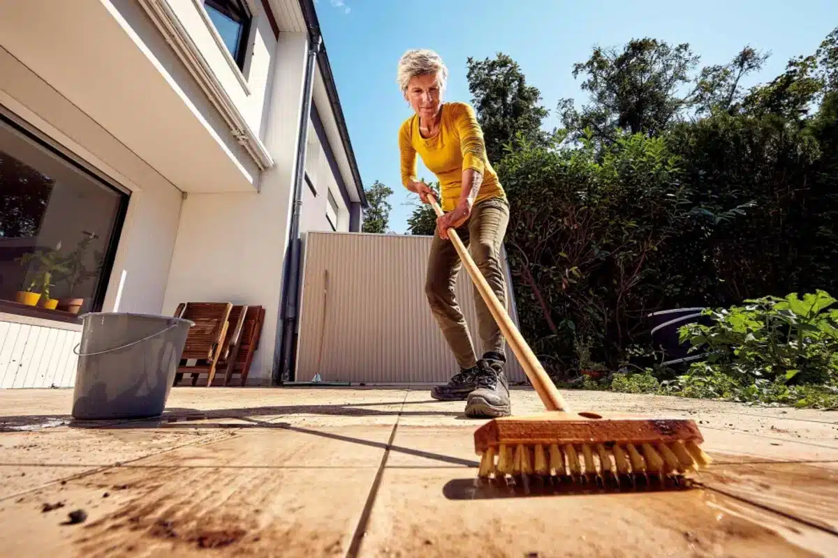 Voici ma technique super efficace (et naturelle) pour nettoyer la terrasse et les allées noircies sans effort