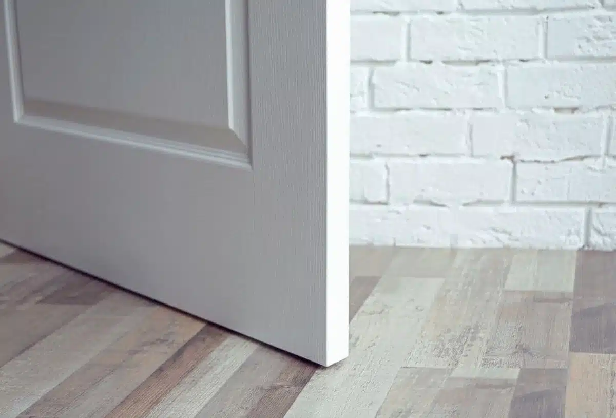 Votre porte racle le sol ? Cette astuce très efficace (et sans travaux) va régler le problème à coup sûr