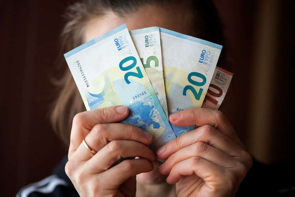 caf le versement des allocations d'avril décalé à cause de pâques
