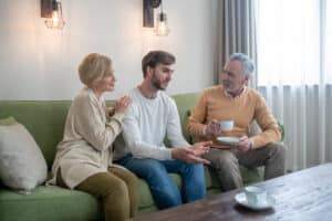 Droits d'un majeur vivant chez ses parents : aides, impôts et obligations 2026