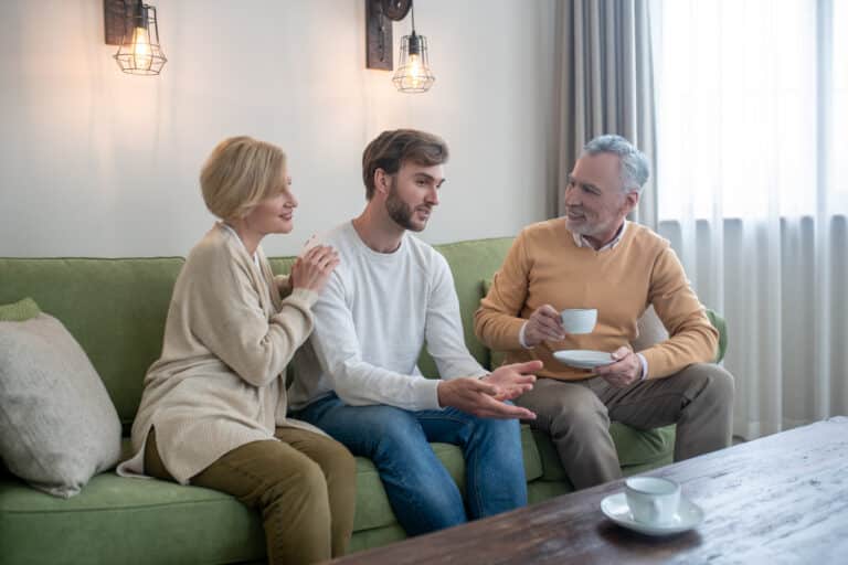 Droits d'un majeur vivant chez ses parents : aides, impôts et obligations 2026