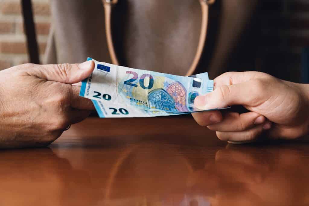 Saisie sur compte bancaire sans avertissement 2026 : droits et recours