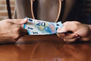 Saisie sur compte bancaire sans avertissement 2026 : droits et recours