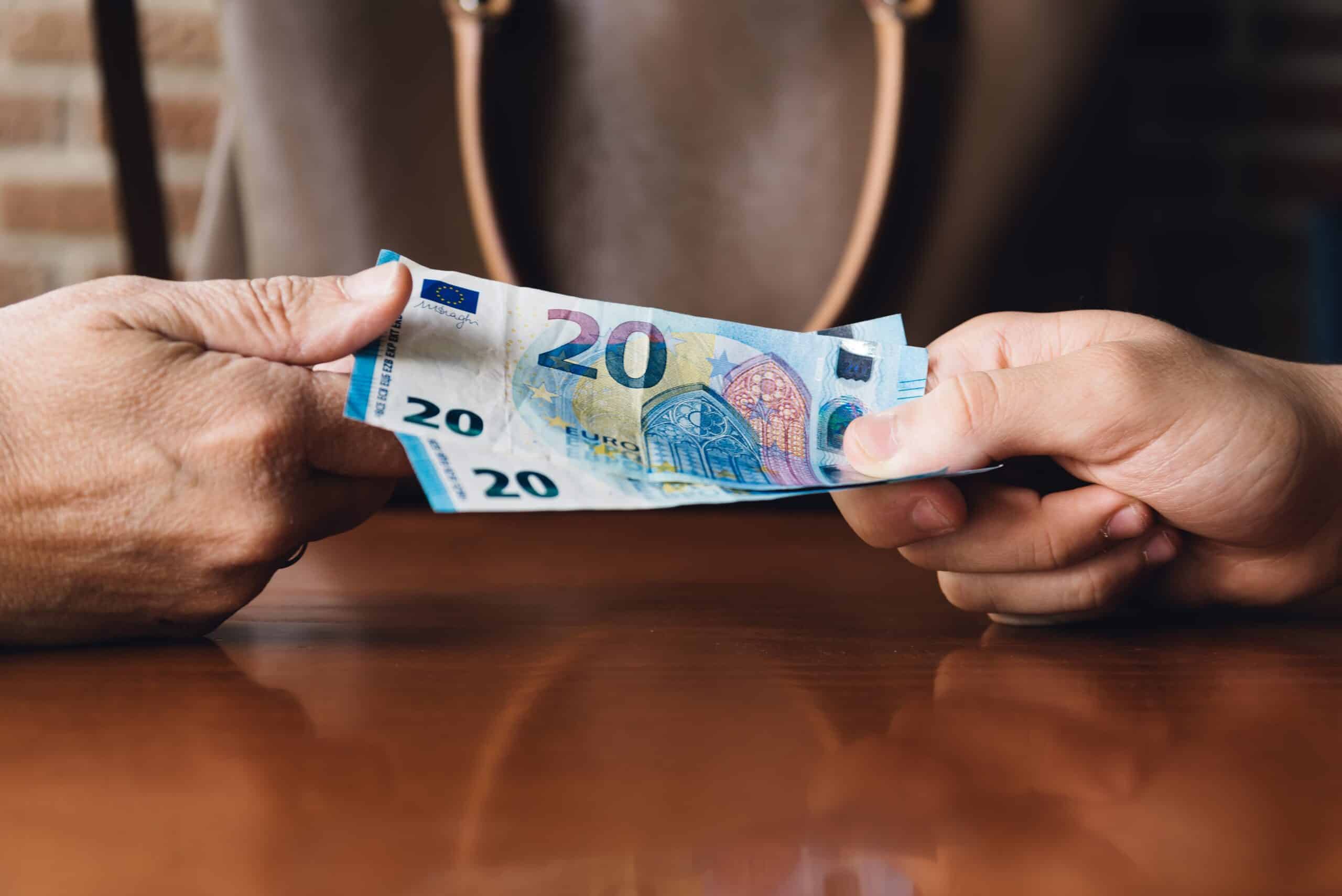 Saisie sur compte bancaire sans avertissement 2026 : droits et recours