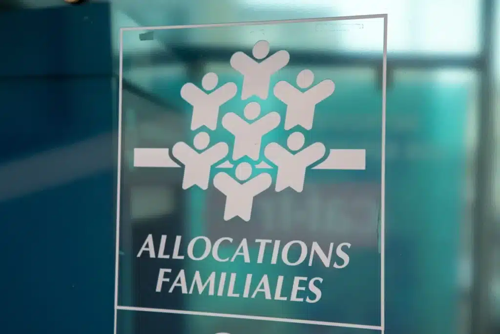 caf la fin du rsa, des apl et de la prime d'activité pour une allocation sociale unique fait polémique