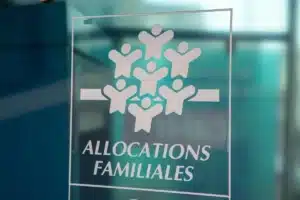 caf la fin du rsa, des apl et de la prime d'activité pour une allocation sociale unique fait polémique