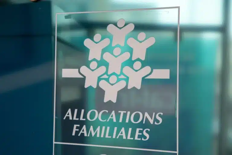 caf la fin du rsa, des apl et de la prime d'activité pour une allocation sociale unique fait polémique