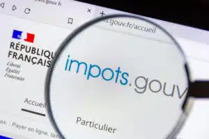 clamart, france, 8 avril 2022: détail du site internet gouvernemental français "impots.gouv.fr" permettant d'effectuer sa déclaration de revenus et de calculer ses impôts en ligne