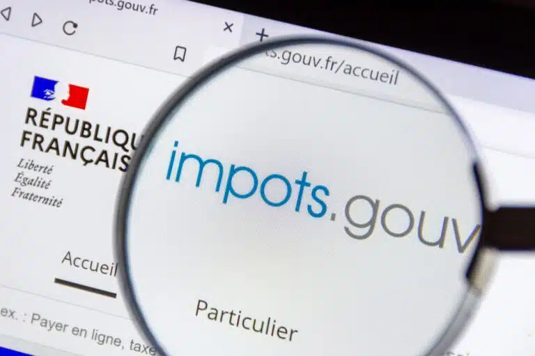 clamart, france, 8 avril 2022: détail du site internet gouvernemental français "impots.gouv.fr" permettant d'effectuer sa déclaration de revenus et de calculer ses impôts en ligne